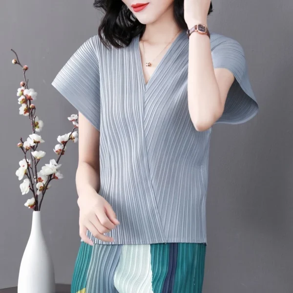 sg-11134201-821d7-mh0iw5m1dzwr6e.webp Pleated V Neck Irregular Loose Top Free Size 45kg-70kg