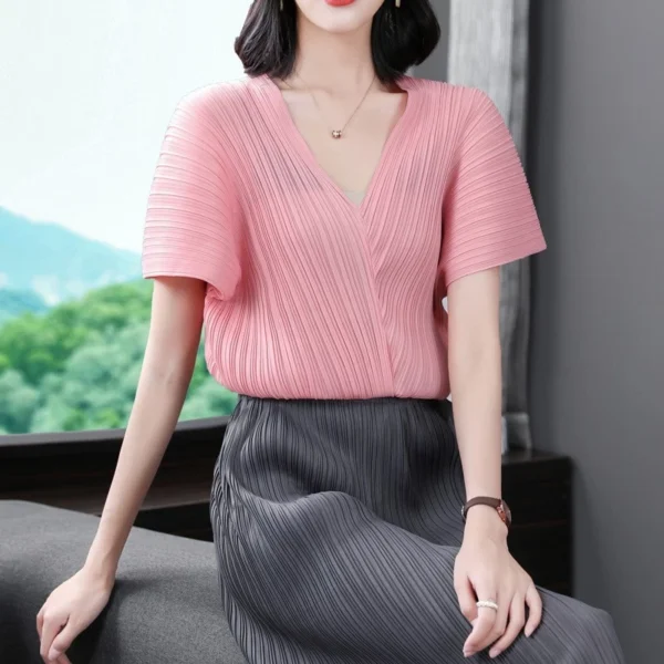 sg-11134201-821ft-mh0iw4agmwwa25.webp Pleated V Neck Irregular Loose Top Free Size 45kg-70kg